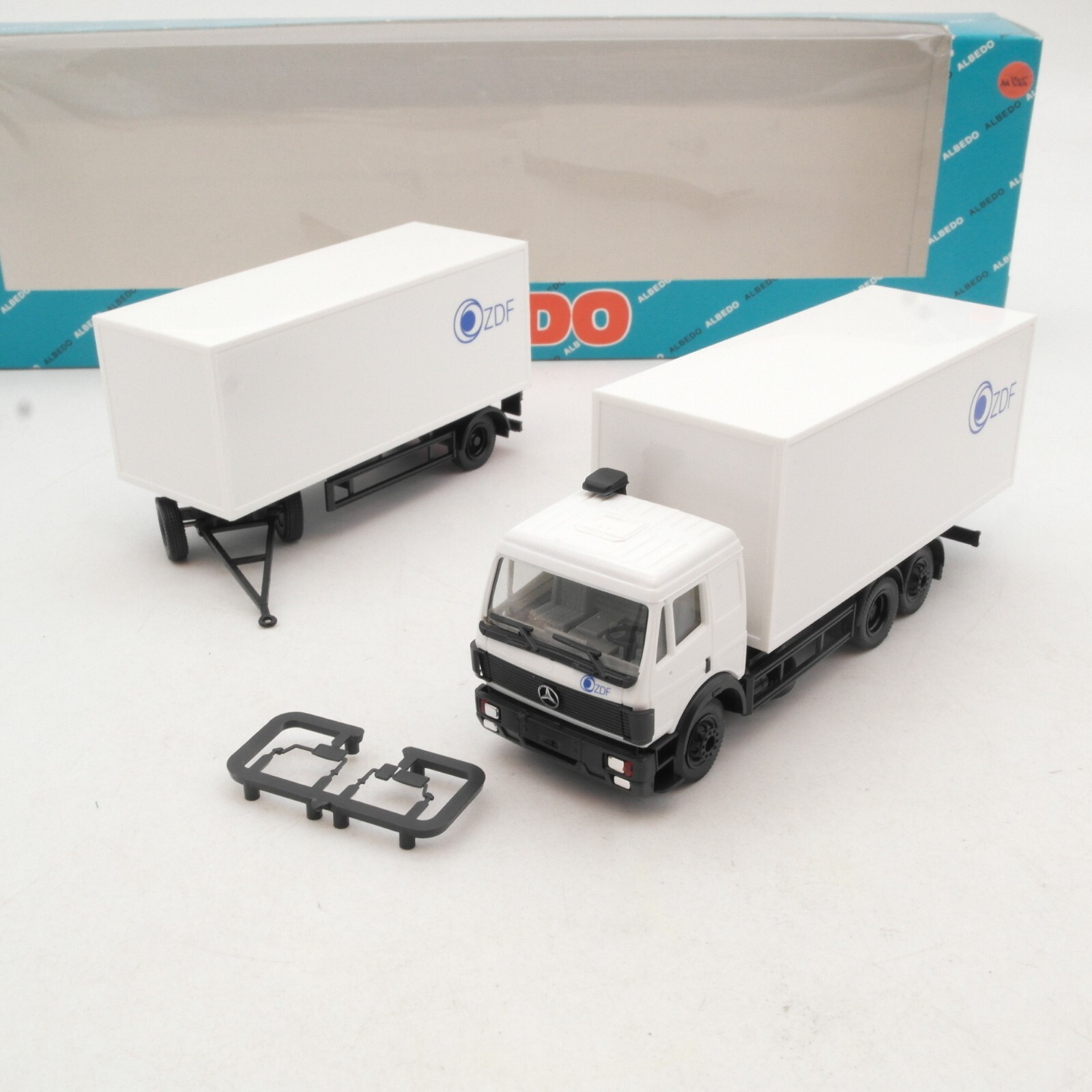 Albedo 1:87 201020 MB Hängerzug ZDF in OVP RA8833