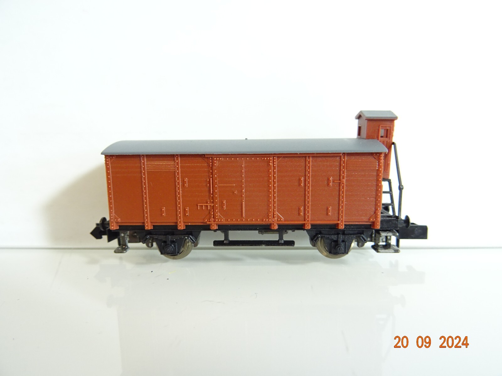 Arnold N 5906 gedeckter Güterwagen mit Bremserhaus in OVP PR2823 – Bild 3