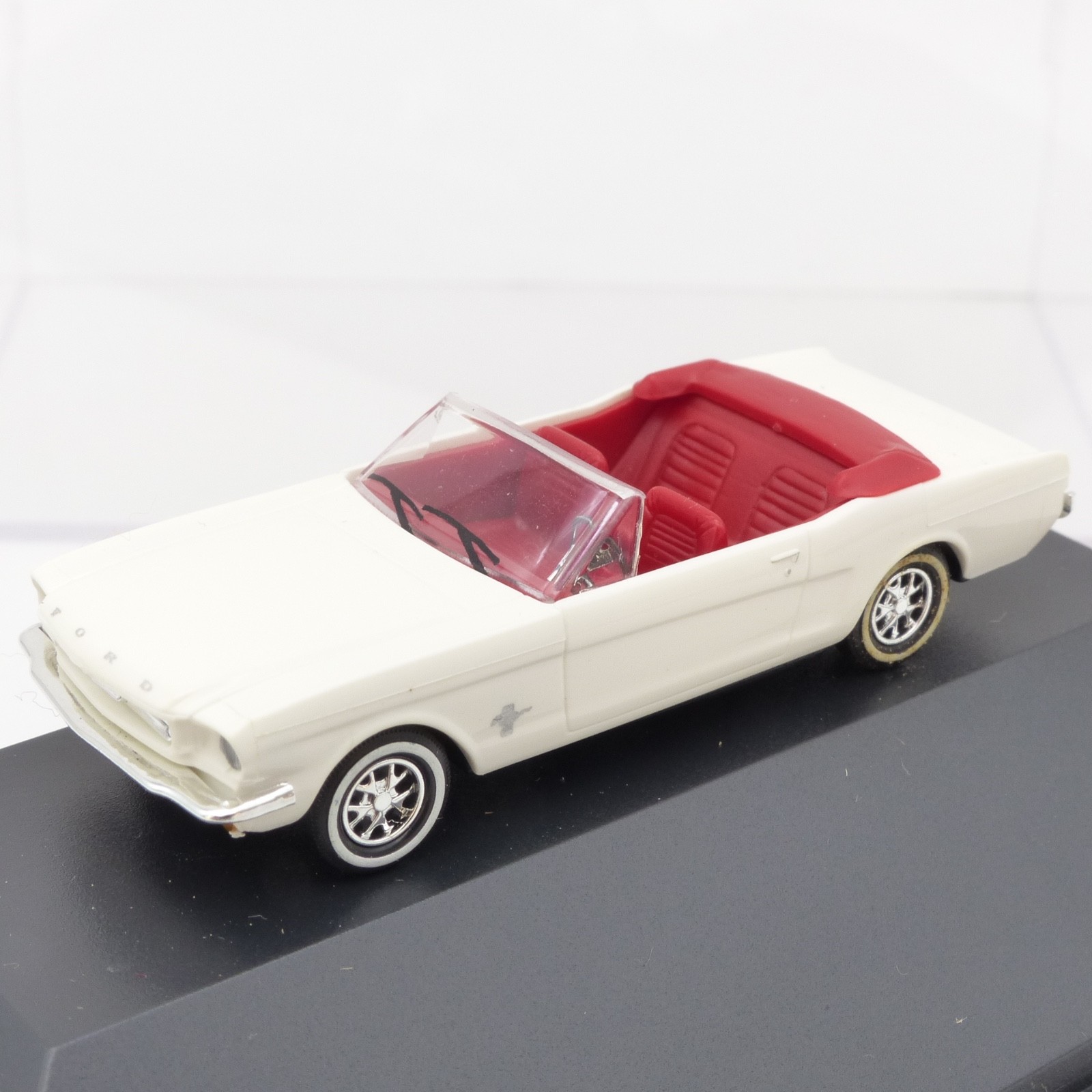 Busch 1:87 47502 Ford Mustang Cabriolet weiß in PC-Box EX8206