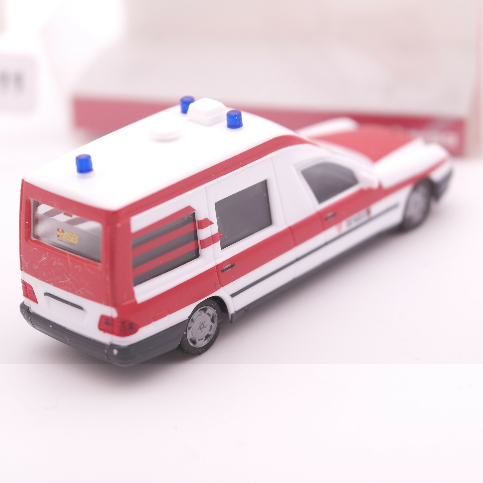 Herpa 1:87 045780 Mercedes Benz 210 KTW Rettungsdienst Halle in OVP RT2256 – Bild 3