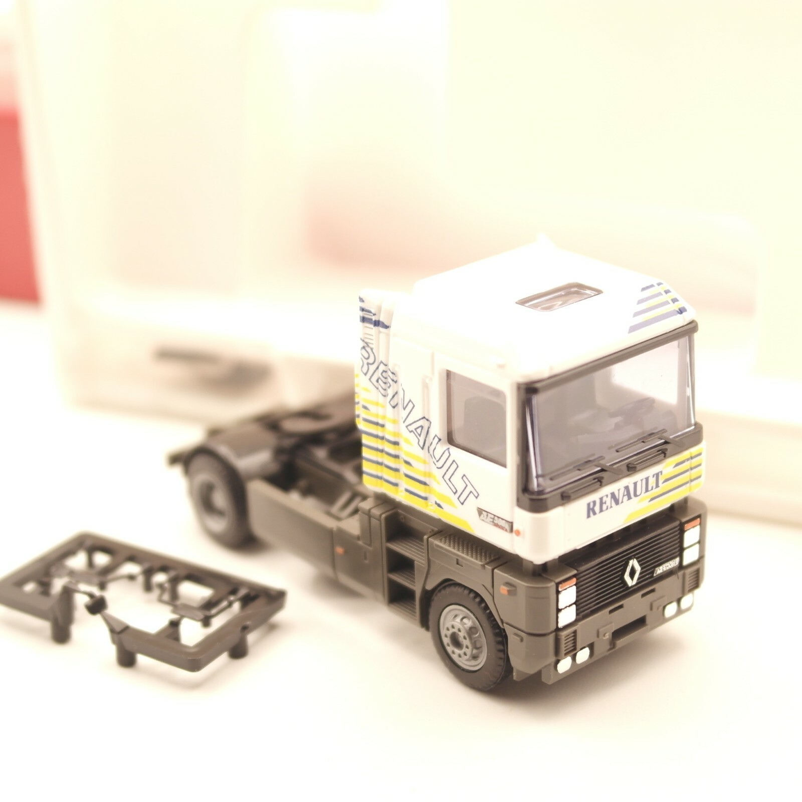 Herpa 1:87 Renault Zugmaschine "RENAULT" in EVP ER4550 – Bild 3