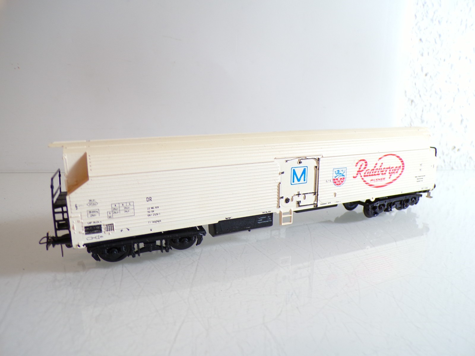 Piko Schicht H0 gedeckter Güterwagen Radeberger der DR RR4687 o.