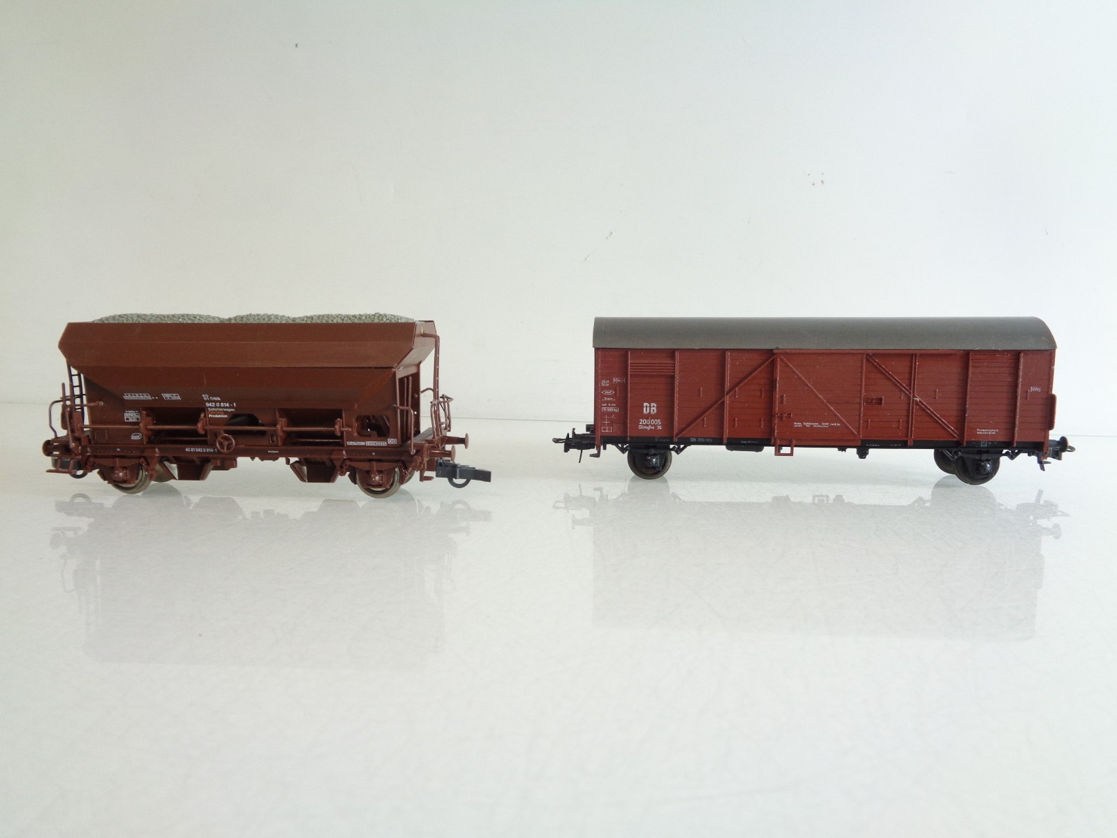 Roco H0 gedeckter Güterwagen der DR/ Seitenentladewagen der ÖBB BH936 o.