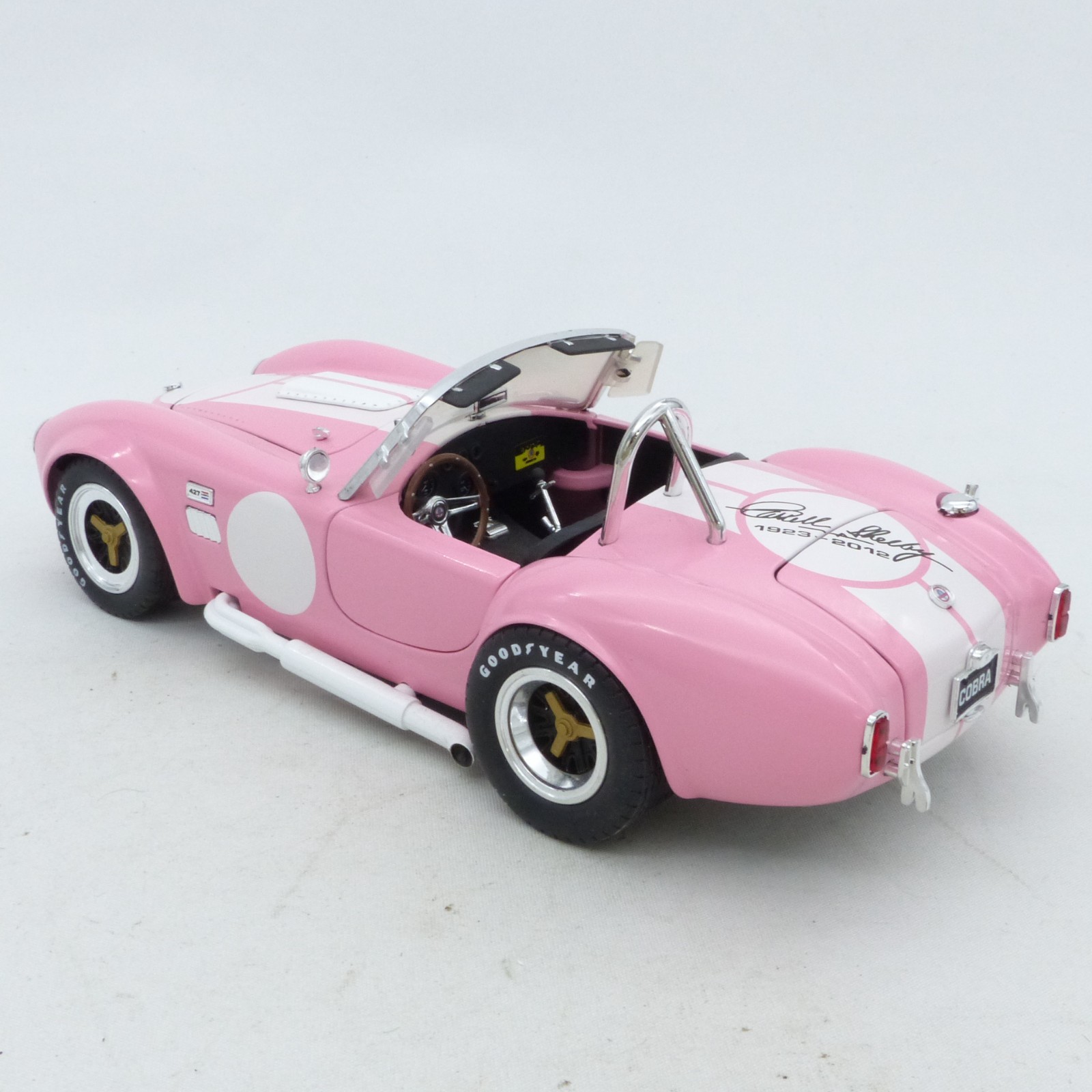 Shelby Collectibles Inc. 1:18 Shelby Cobra 427 S/C pink/weiß in Tüte o. EX8439 – Bild 4