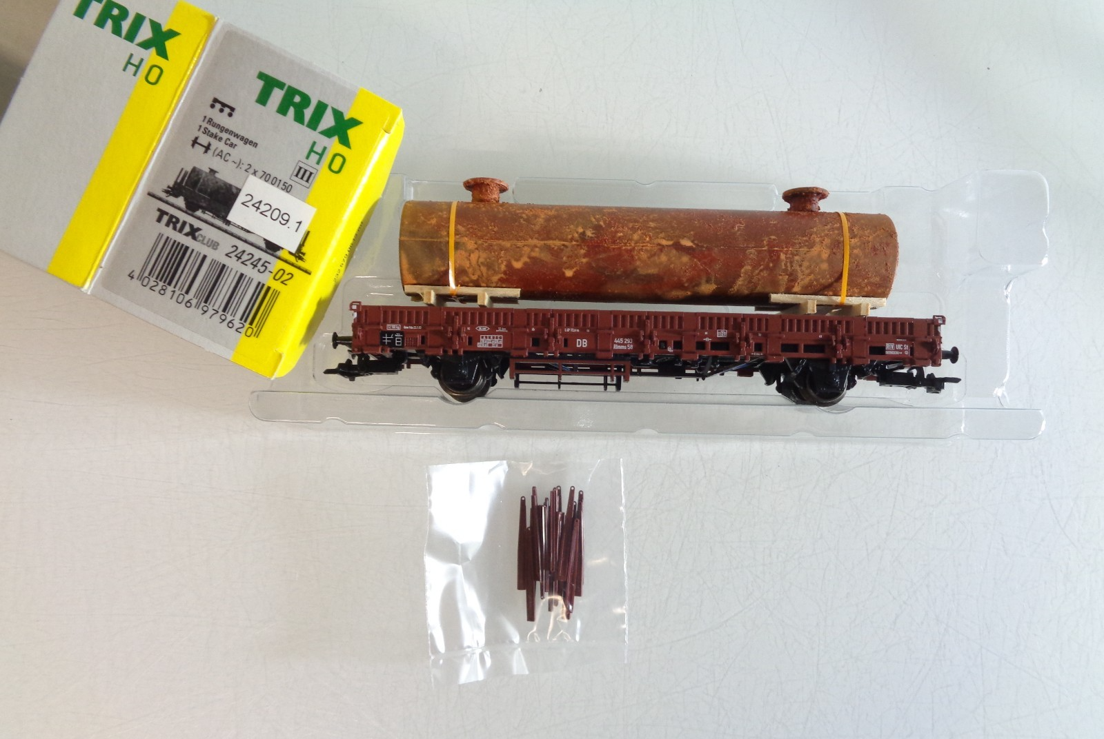 Trix H0 24245-02 Niederbordwagen mit Ladung der DB in OVP BH831