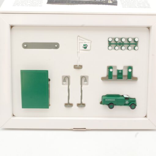 Wiking 1:87 0990 77 An der Rheinpreussen-Tankstelle der 50er Jahre in OVP RR3134 – Bild 3