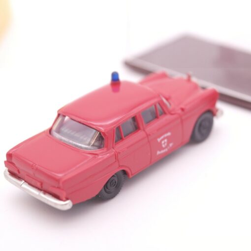 Brekina 1:87 Mercedes-Benz 190 Feuerwehr Freiburg in EVP RT980 – Bild 3