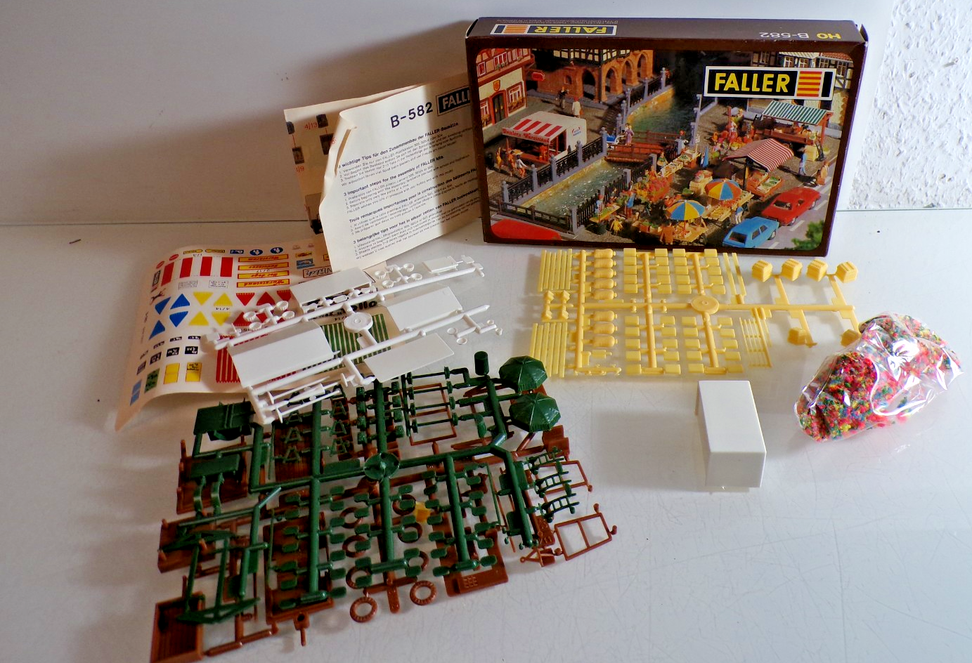 Faller H0 B-582 H0 Wochenmarkt Markt Verkaufsstände in OVP PK2721 – Bild 3