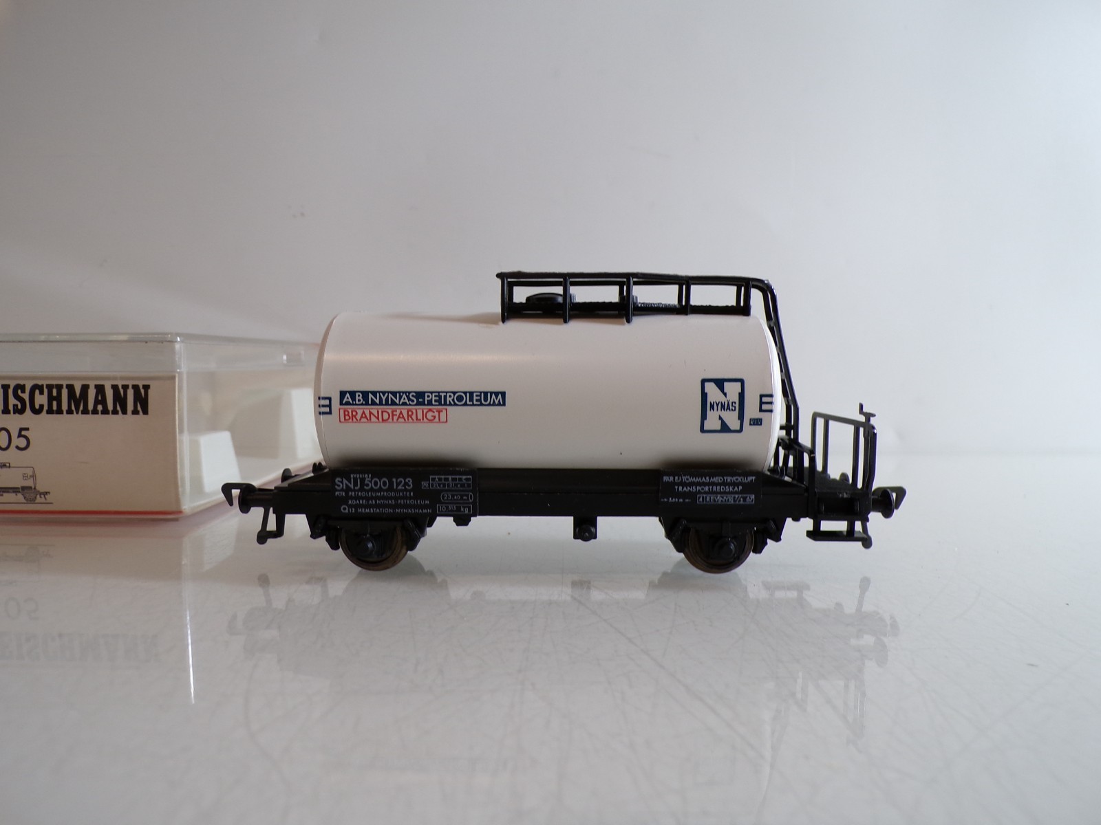 Fleischmann H0 5405 Kesselwagen A.B. NYNÄS PETROLEUM der SNJ in OVP BH1672 – Bild 3