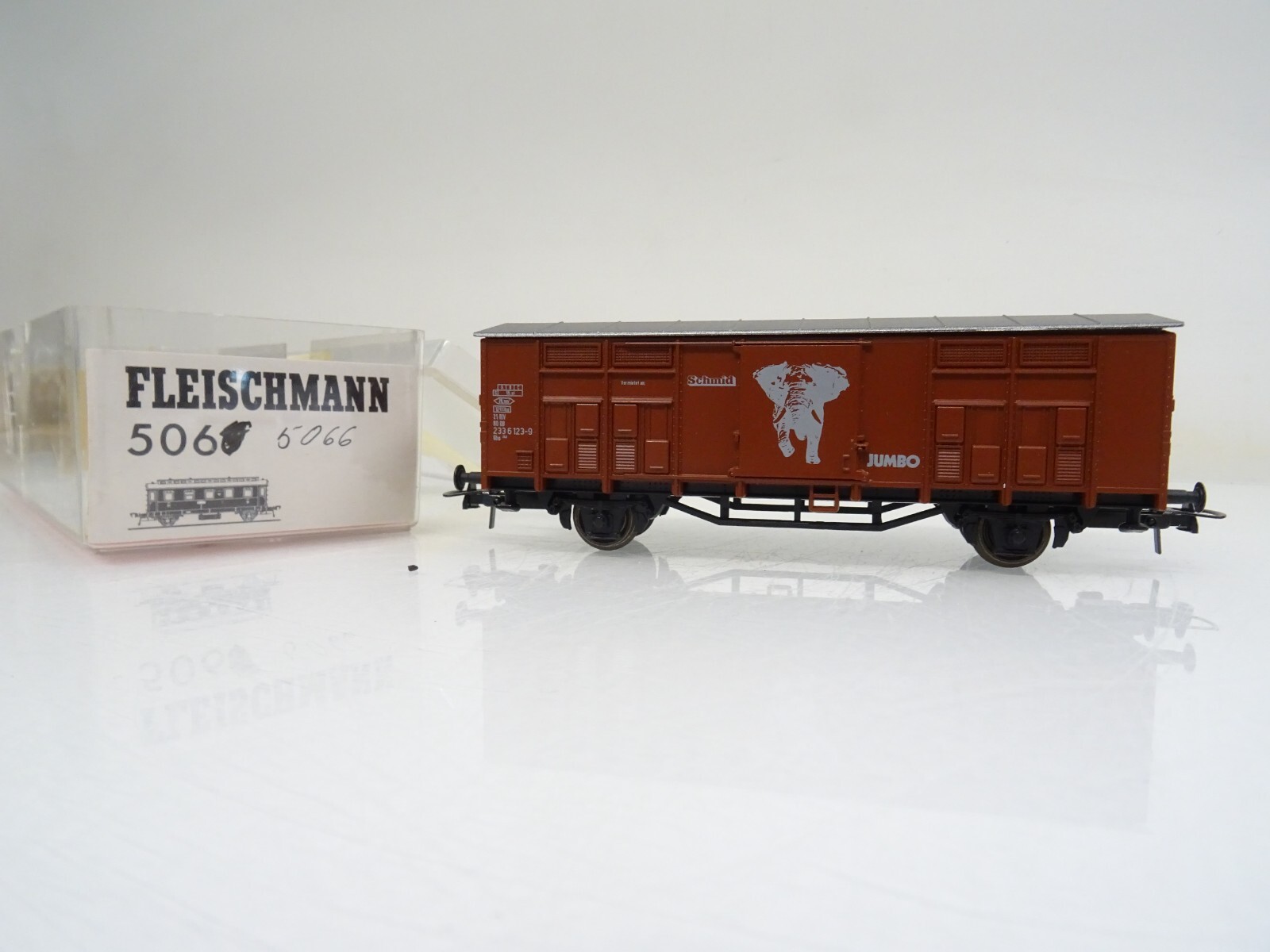 Fleischmann H0 gedeckter Güterwagen der DB in EVP PR33 – Bild 3