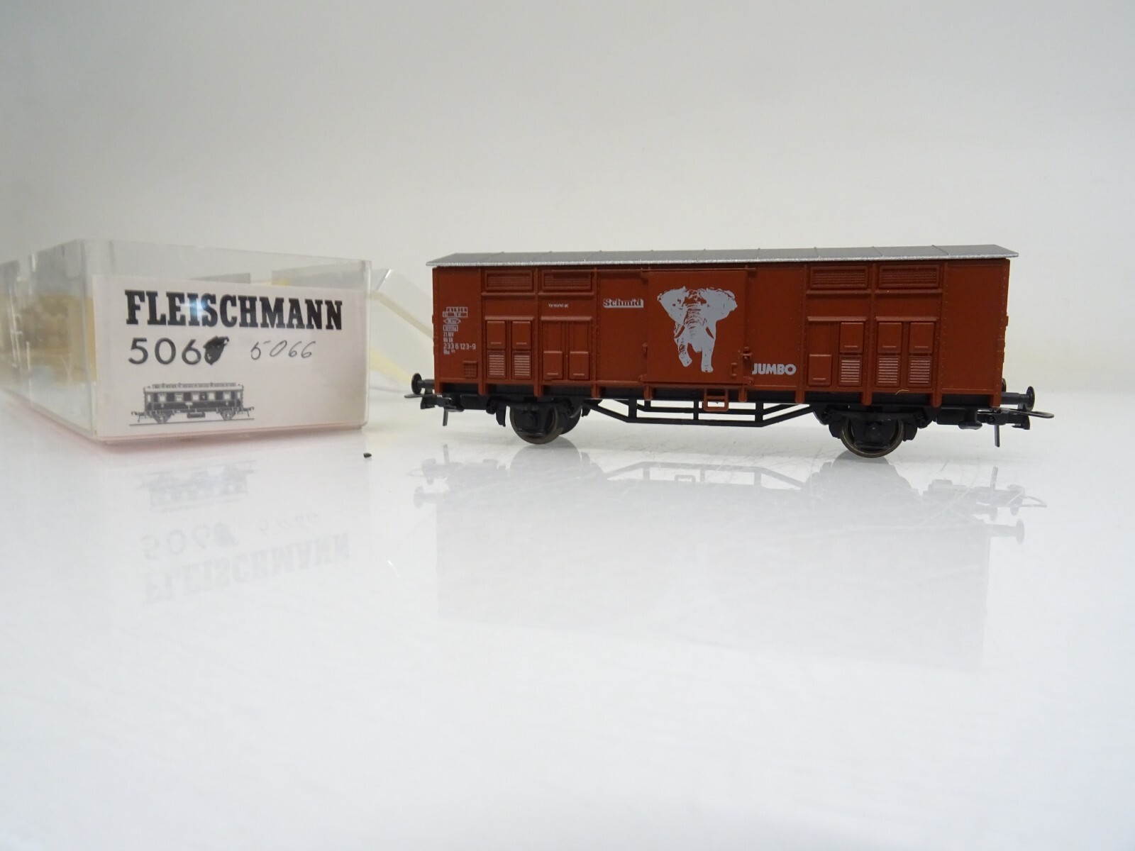 Fleischmann H0 gedeckter Güterwagen der DB in EVP PR33