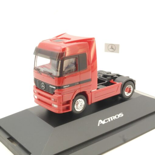 Herpa 1:87 Mercedes Benz Actros Zugmaschine in PC Box QR1355