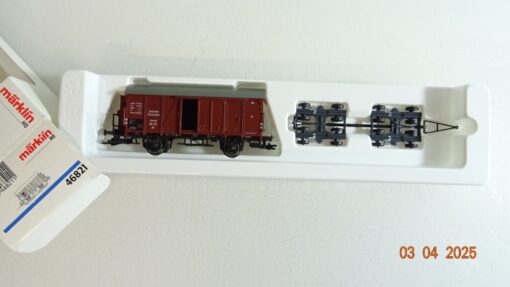 Märklin H0 46821 gedeckter Güterwagen mit Straßenroller der DR in OVP PR6890