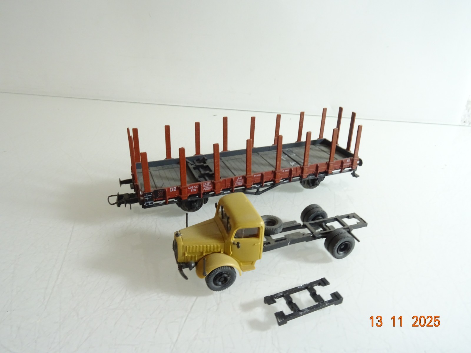 Roco H0 46480 Rungenwagen mit LKW Ladung der DB RR4542 o. – Bild 3