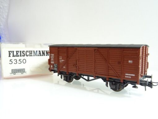 Roco H0  gedeckter Güterwagen der DR mit in EVP PR4