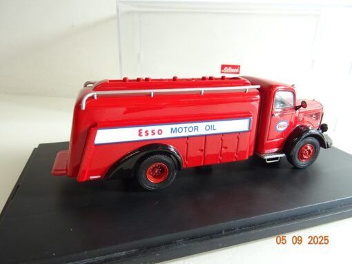 Schuco 1:43 Mercedes L 6600 Tankwagen Esso Oil in PC Box RR3253 – Bild 3