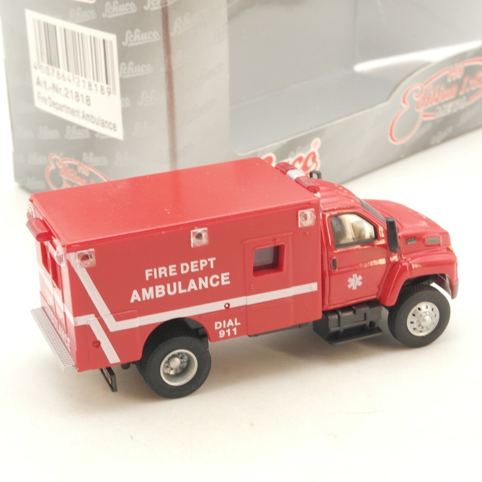 Schuco 1:87 21818 GMC Feuerwehr Ambulance in OVP RG7710 – Bild 3