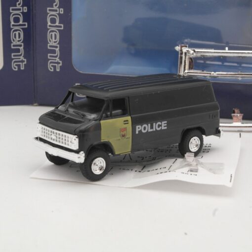 Trident 1:87 90360 Chevrolet Bus Van New Brunswick Canada Police in OVP QR6293 – Bild 3
