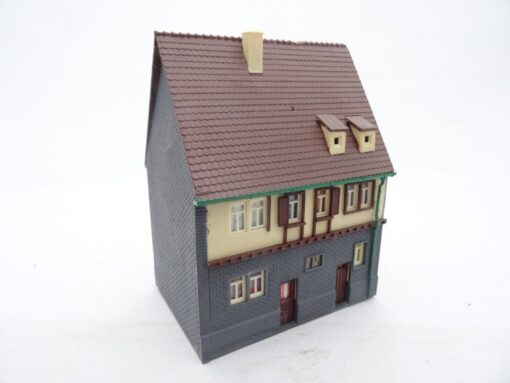 Vollmer H0 54440, Wohn-u. Geschäftshaus aus Anlagerückbau, s. Bilder QR9863 o. – Bild 4