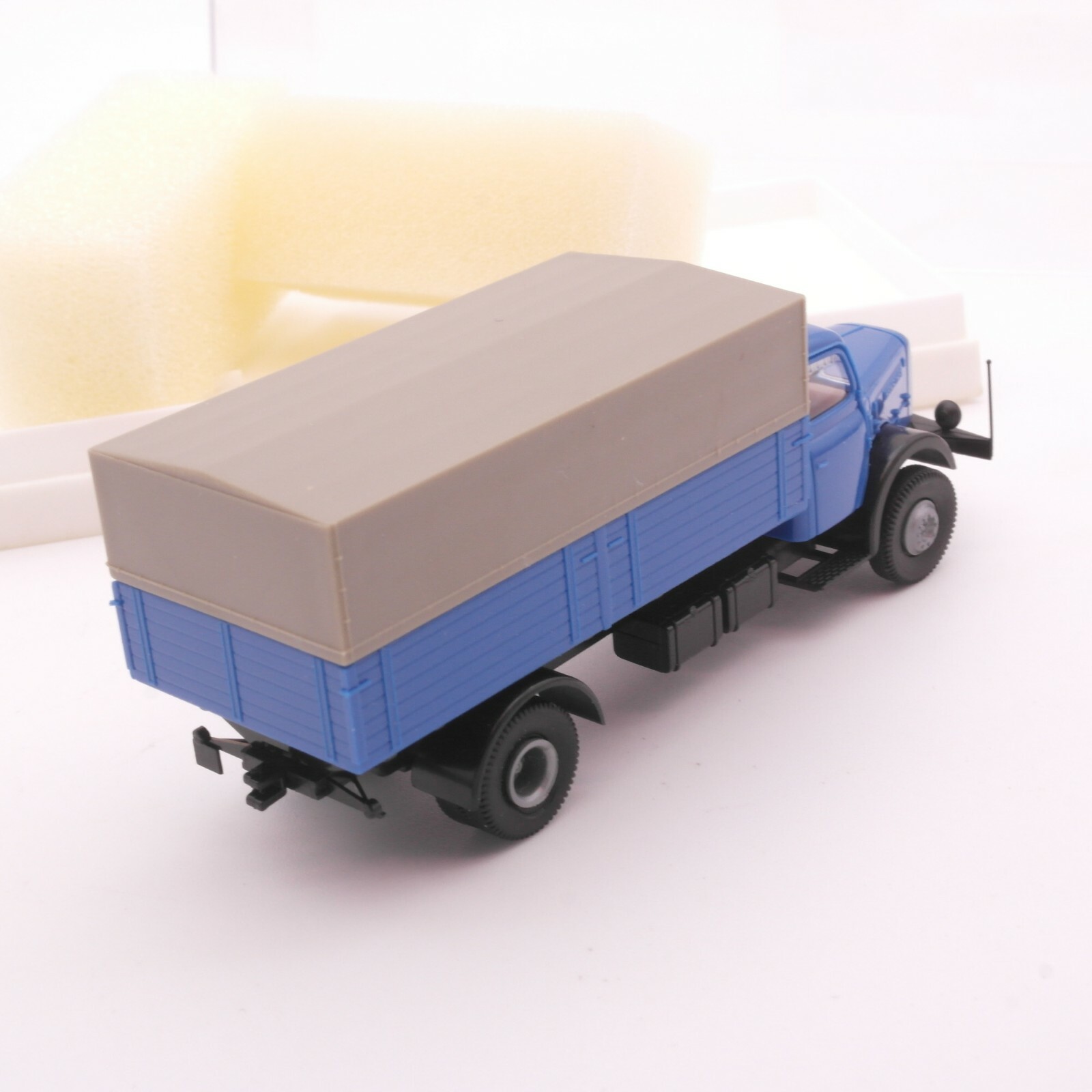 Brekina 1:87 7300 Henschel HS 140 Pritschen-LKW neutral in OVP RT3691 – Bild 3