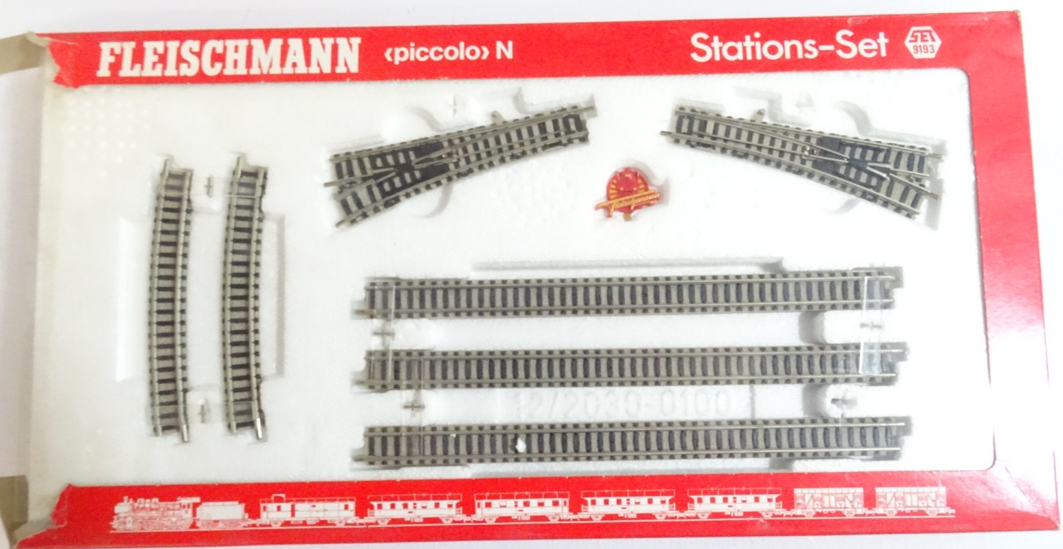 Fleischmann 9193 Piccolo Spur N Stations Set siehe Foto in OVP PK3005