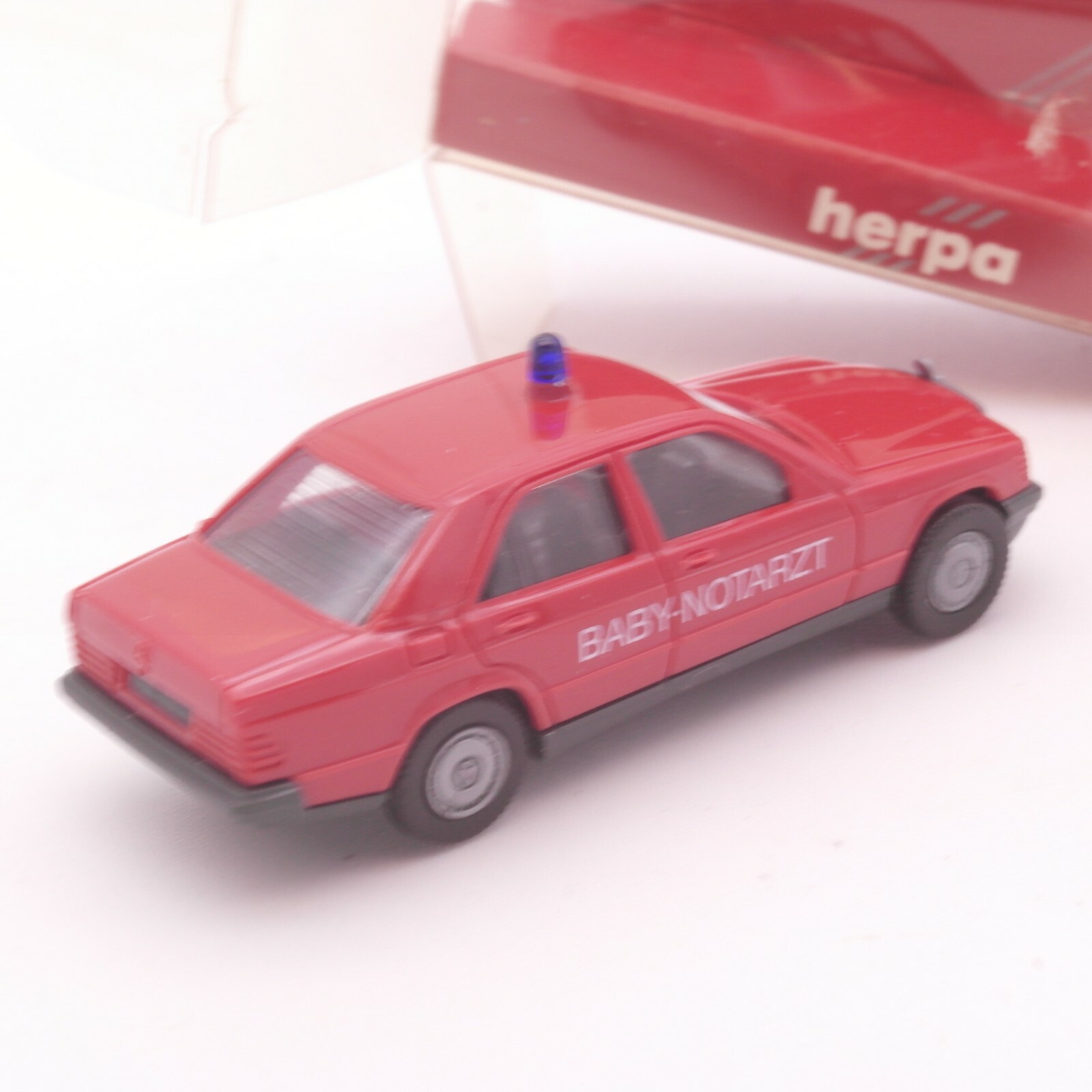 Herpa 1:87 Mercedes Benz 190 E Feuerwehr Baby Notarzt in OVP RT4091 – Bild 3