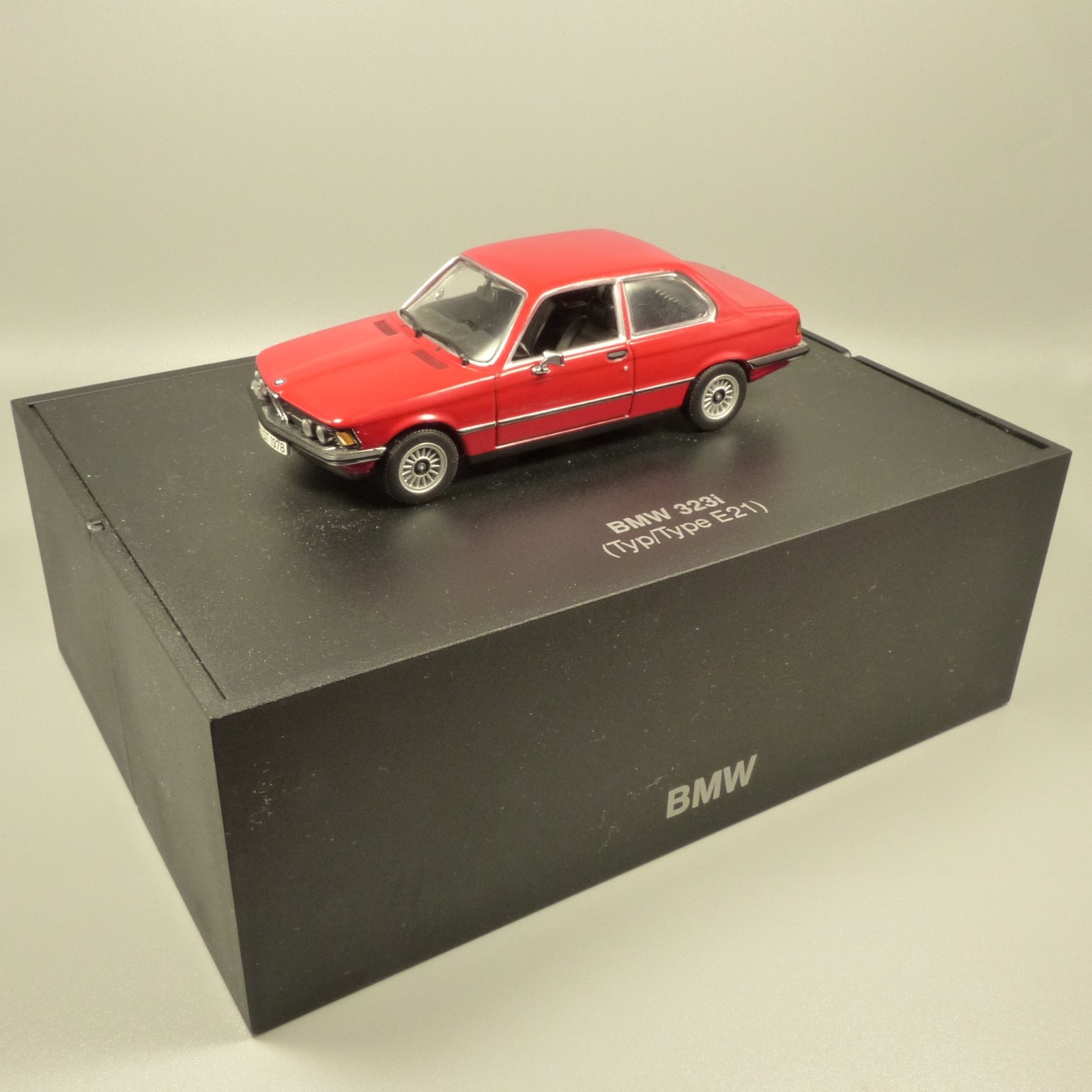 Minichamps 1:43 80429418126 BMW 323i (Typ/Type E21) rot in Box EX8564