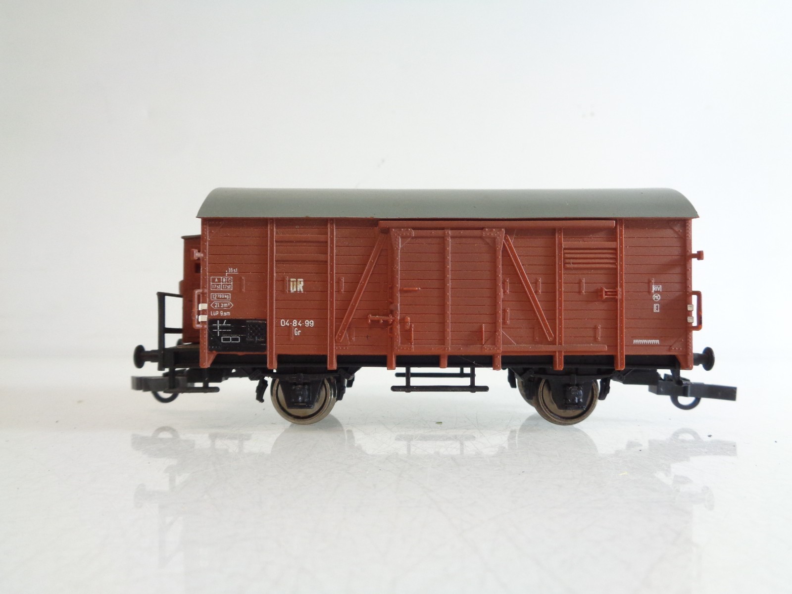 Piko H0 gedeckter Güterwagen 04-84-99 mit Bremserhaus der DR BH966 o.