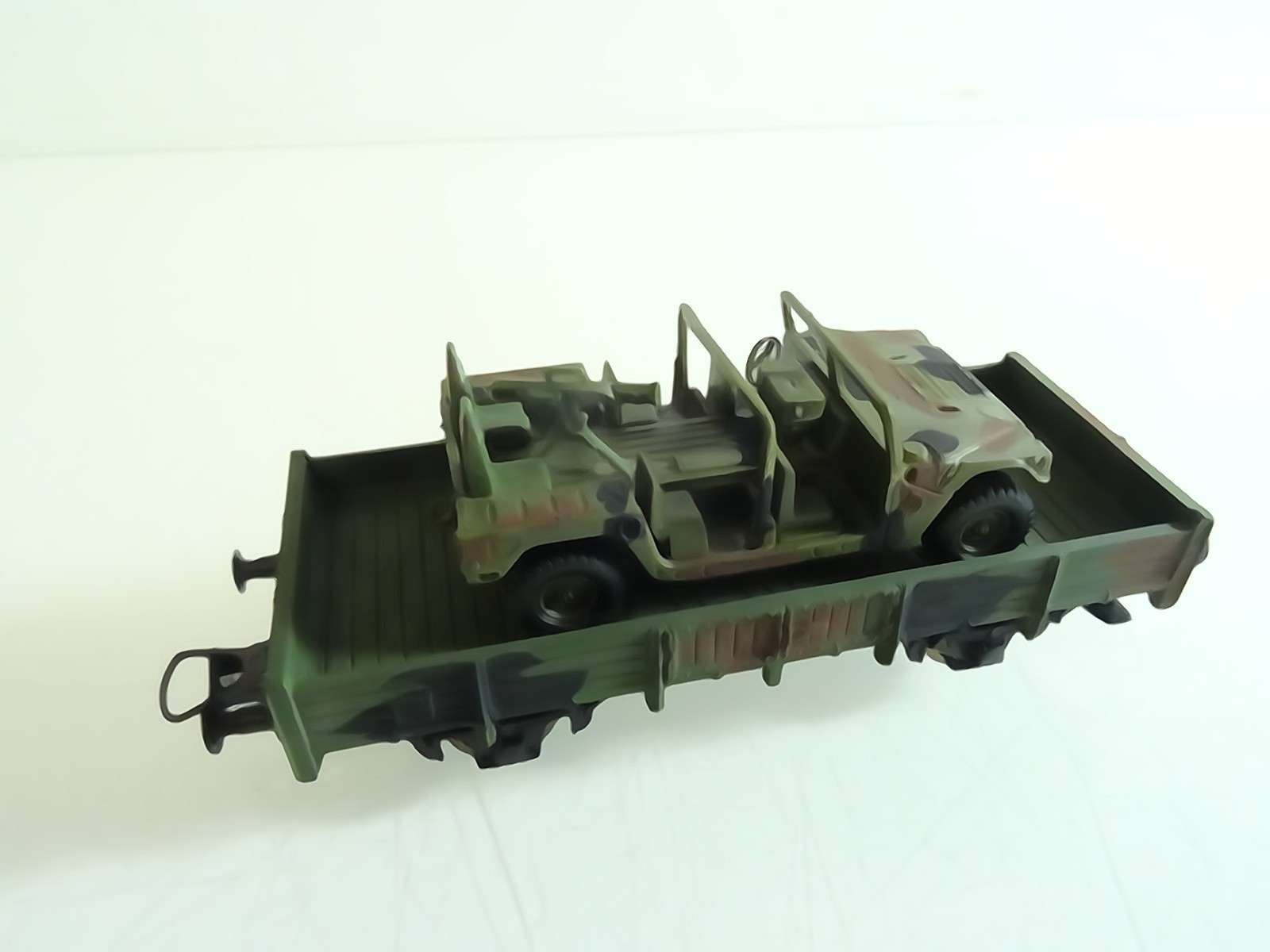 Roco H0 Güterwagen mit Serval Geländewagen tarn RR2350 o. – Bild 3