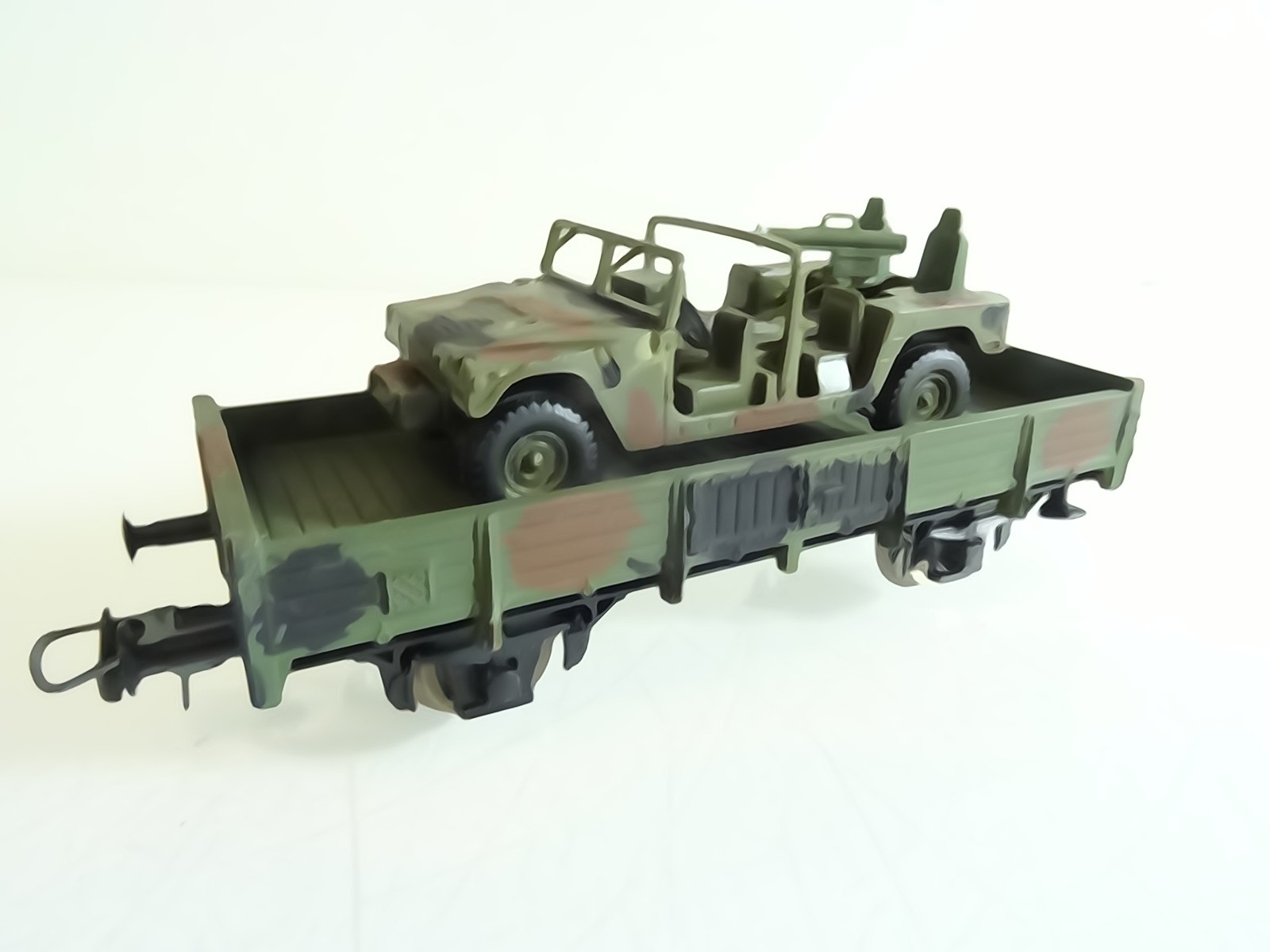 Roco H0 Güterwagen mit Serval Geländewagen tarn RR2350 o.