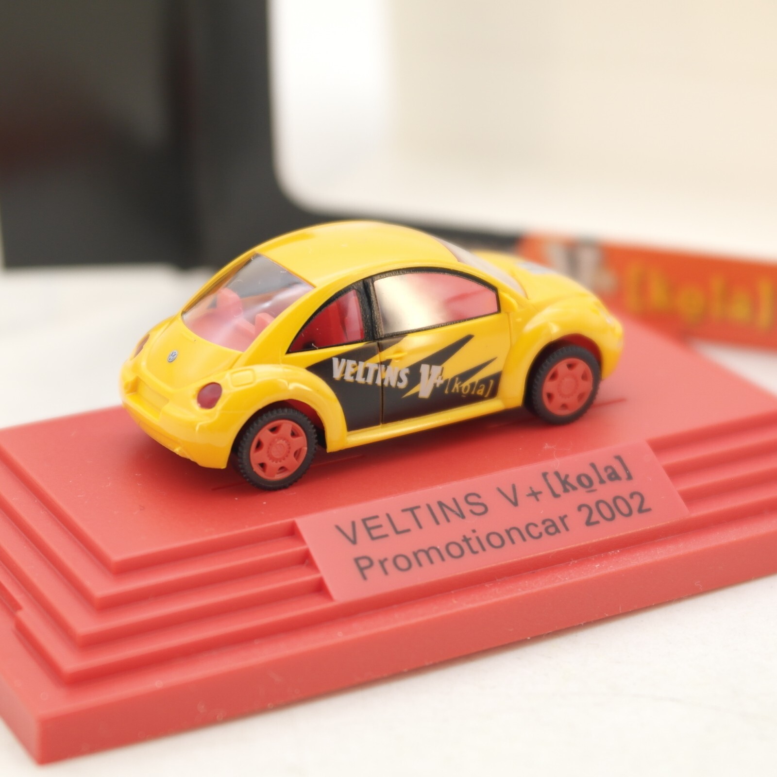 Wiking 1:87 VW New Beetle Veltins Kola Promotioncar 2002 in OVP RG4735 – Bild 3