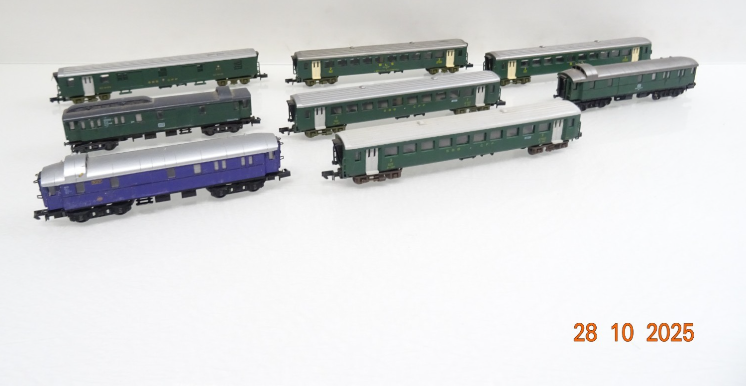 Arnold etc. N Personenwagen 8 Stück siehe Fotos JL3970 o.