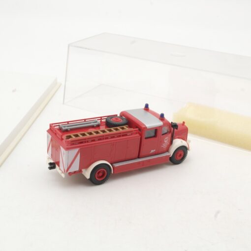 Brekina 1:87 Mercedes Benz TLF 16-2 Feuerwehr Frankfurt in OVP RR2736 – Bild 3