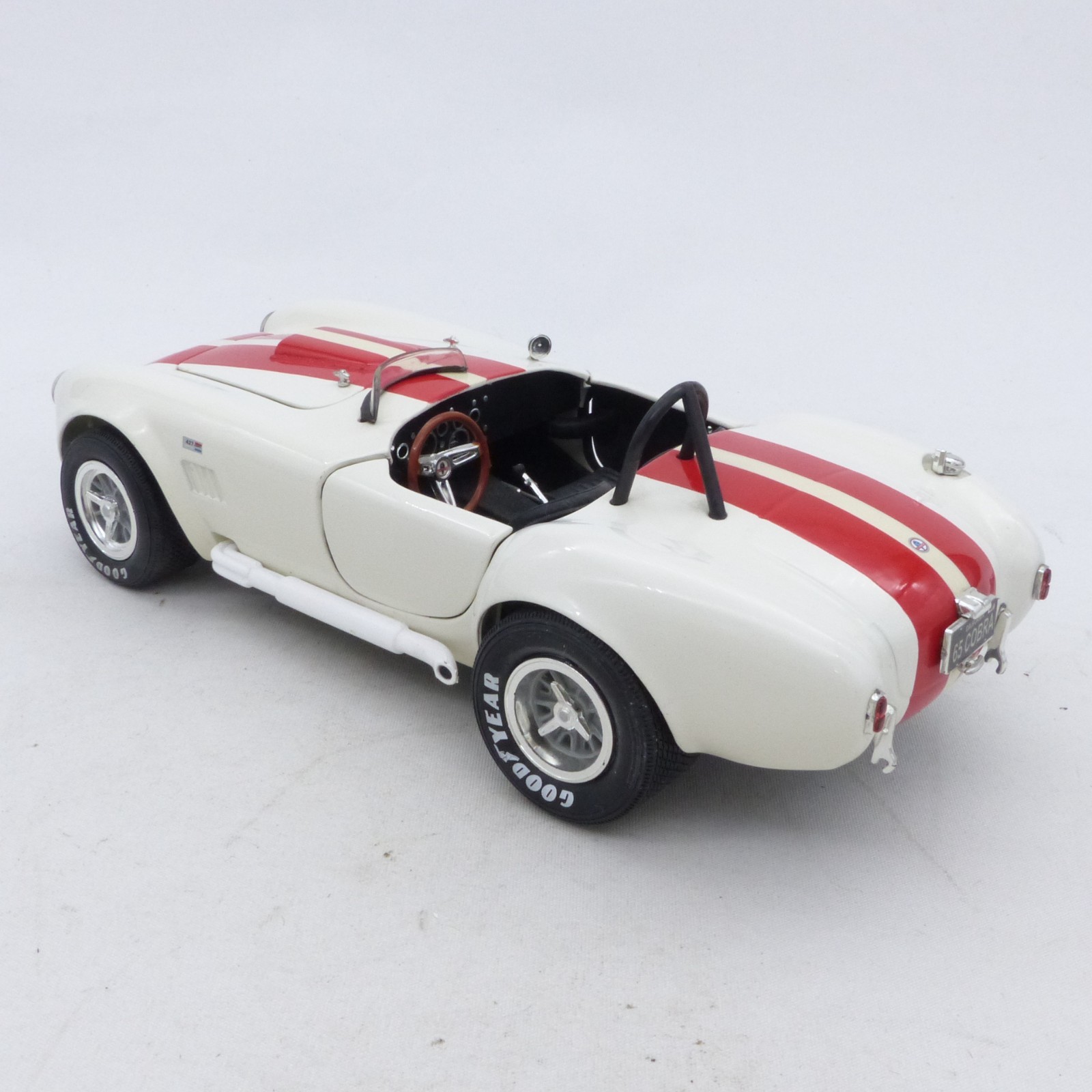 ERTL 1:18 Shelby Cobra 427 S/C weiß/rot in Tüte siehe Bilder o. EX8431 – Bild 4