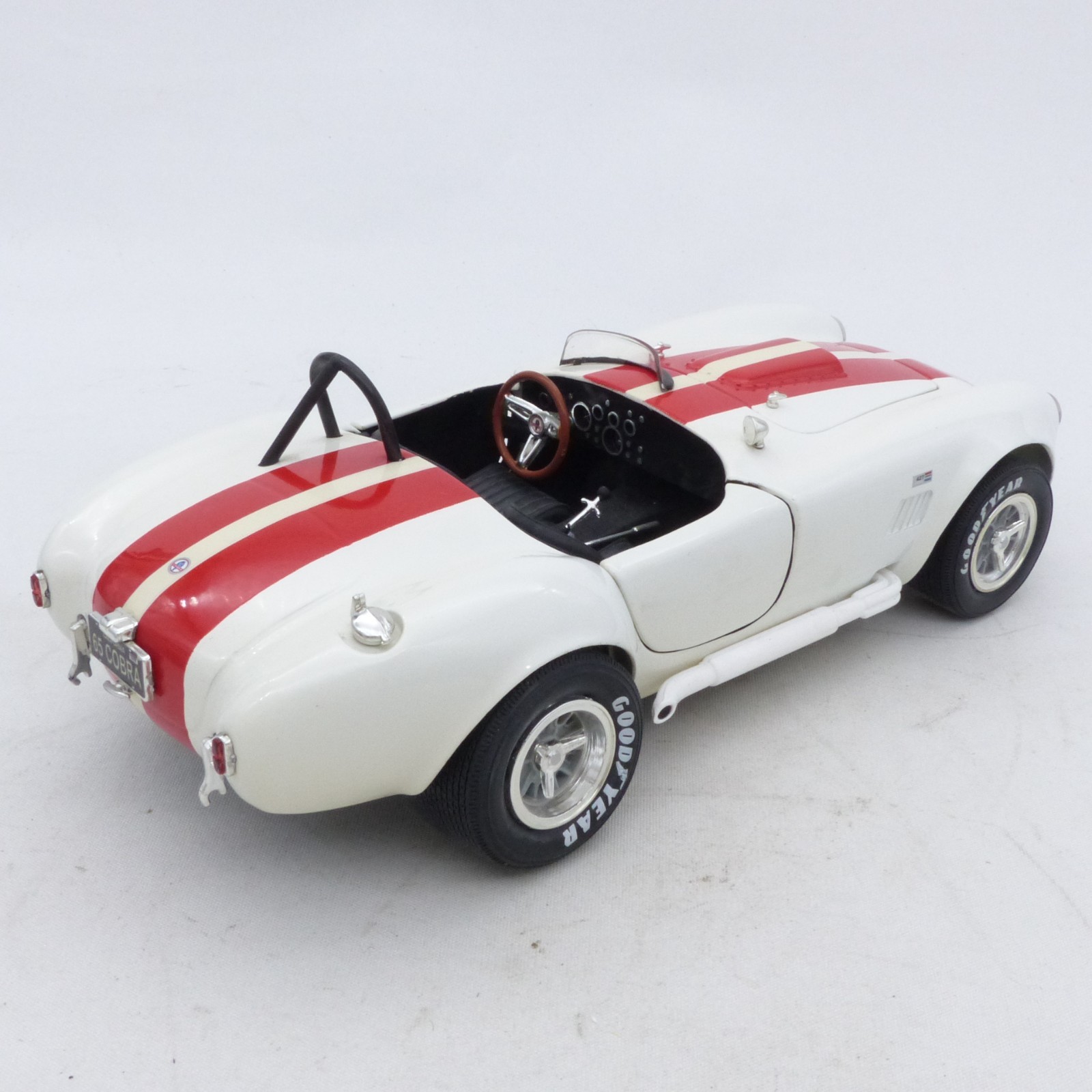 ERTL 1:18 Shelby Cobra 427 S/C weiß/rot in Tüte siehe Bilder o. EX8431 – Bild 6