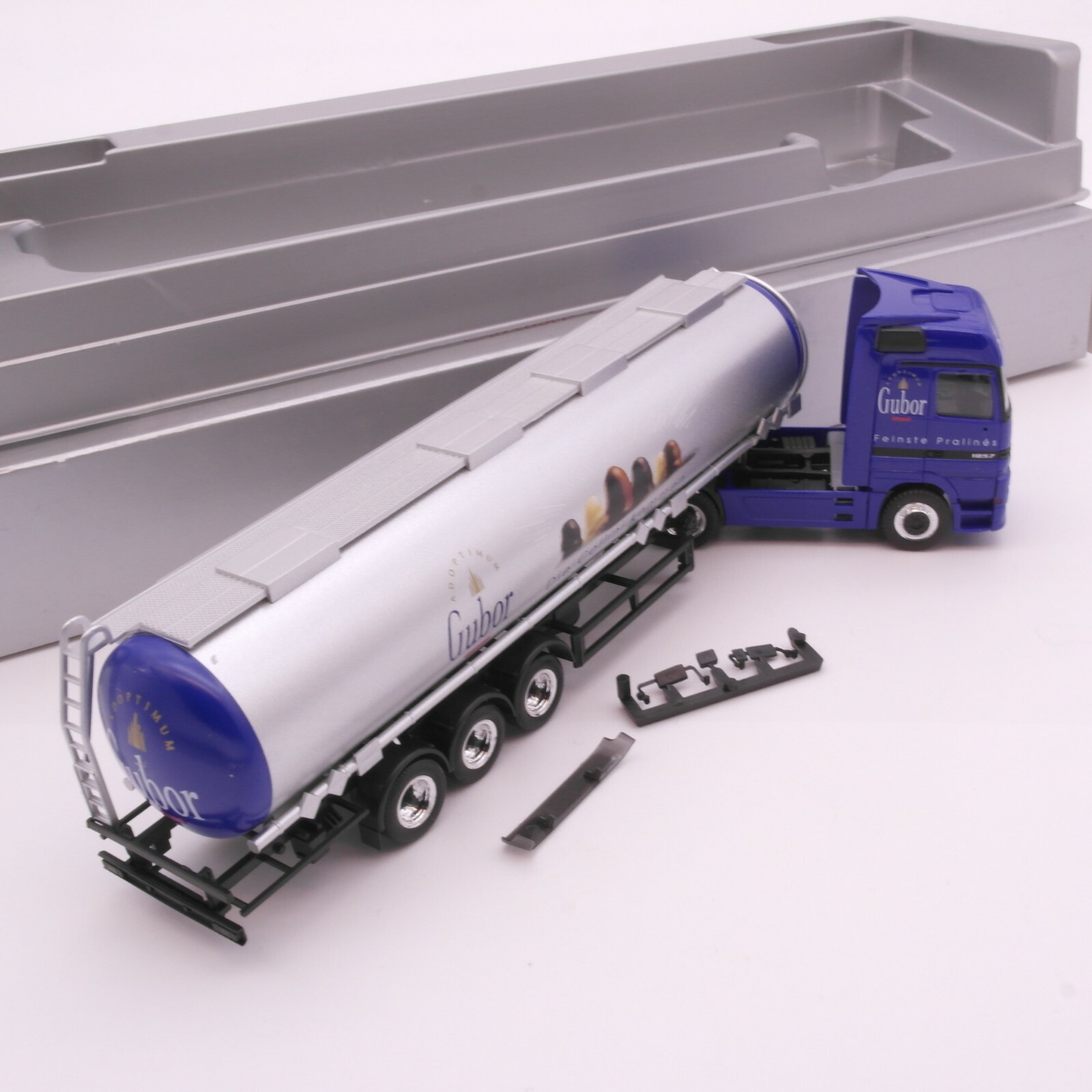 Herpa 1:87 MB Actros Tank-Sattelzug Gubor Feinste Pralines Collini in OVP RT2506 – Bild 3