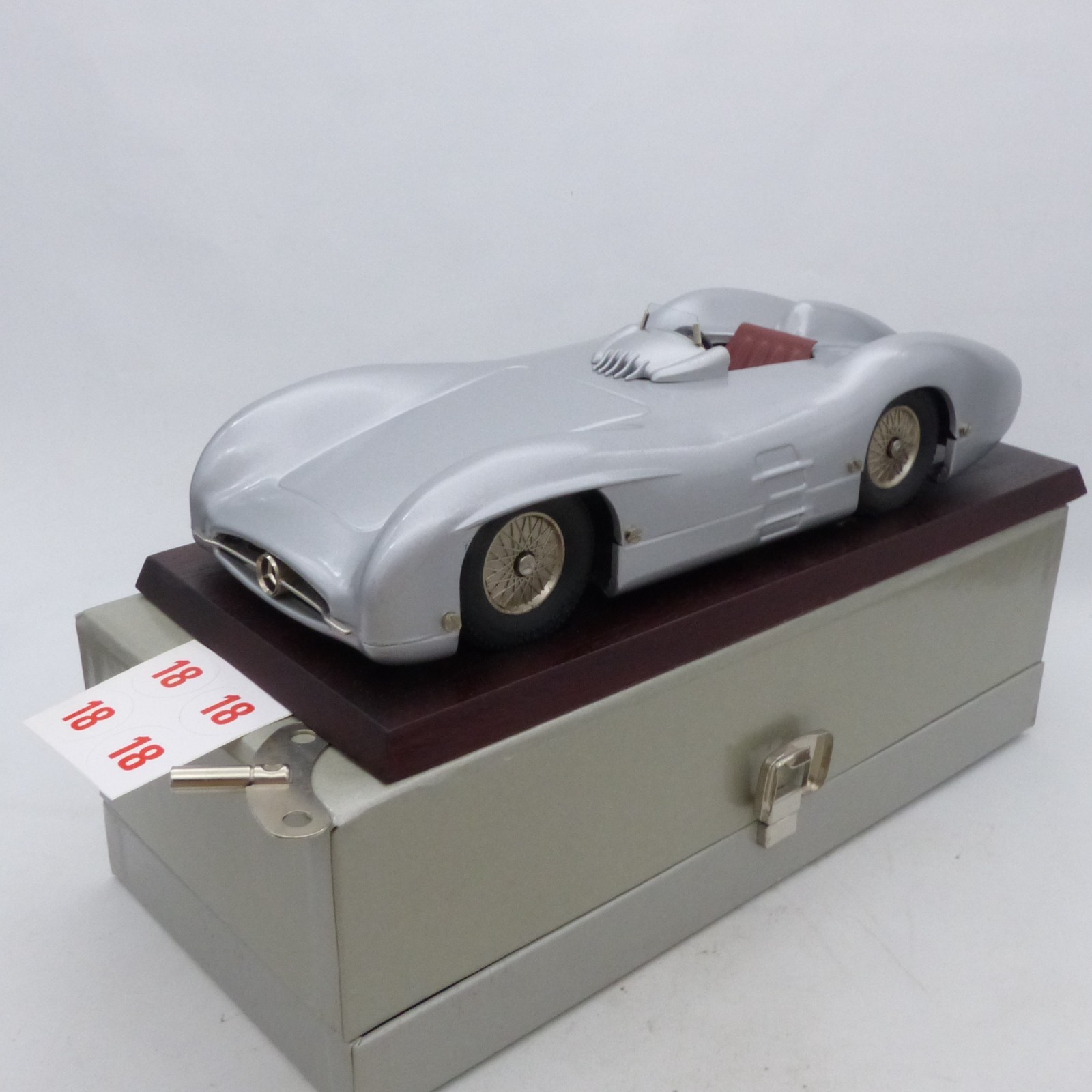 Märklin 1:16 Mercedes-Benz W196 R Rennwagen Silberpfeil in OVP EX8281 – Bild 3