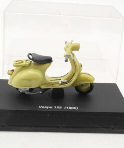New Ray 1:32 Roller Vespa 125 (1960) in PC Box RR1374