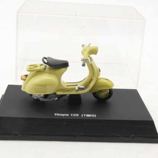 New Ray 1:32 Roller Vespa 125 (1960) in PC Box RR1374