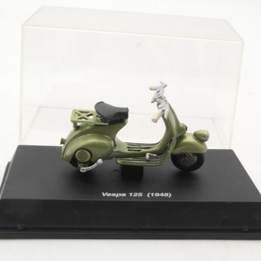 New Ray 1:32 Roller Vespa 125 (198) in PC Box RR1375