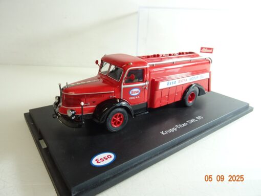 Schuco 1:43 Krupp-Titan SWL 80 Tankwagen Esso Oil in PC Box RR3254