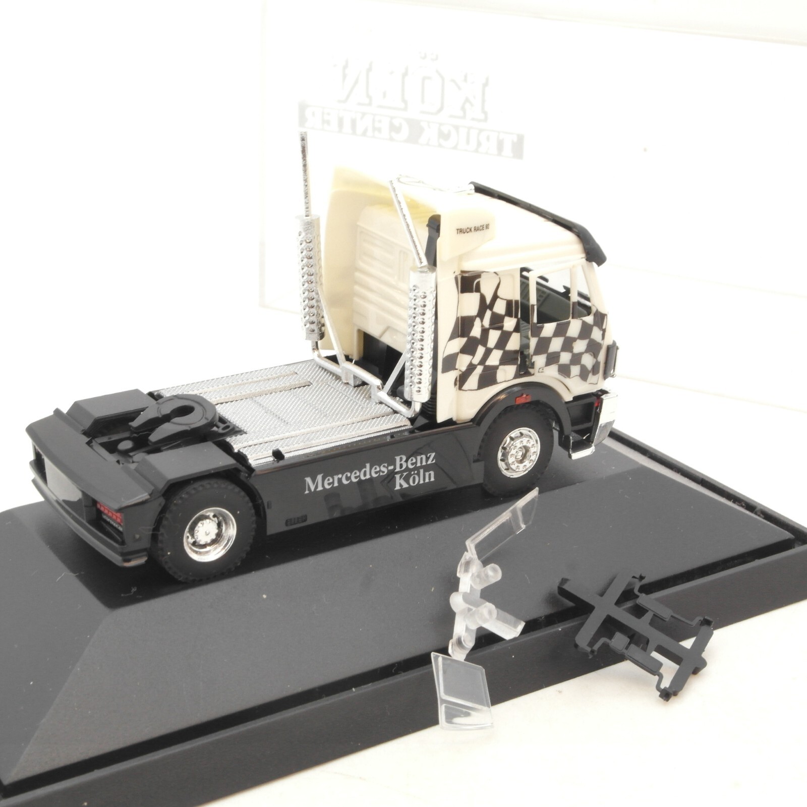 B&S 1:87 Mercedes Benz Zugmaschine Niederlasung Köln in PC Box RG1749 – Bild 3