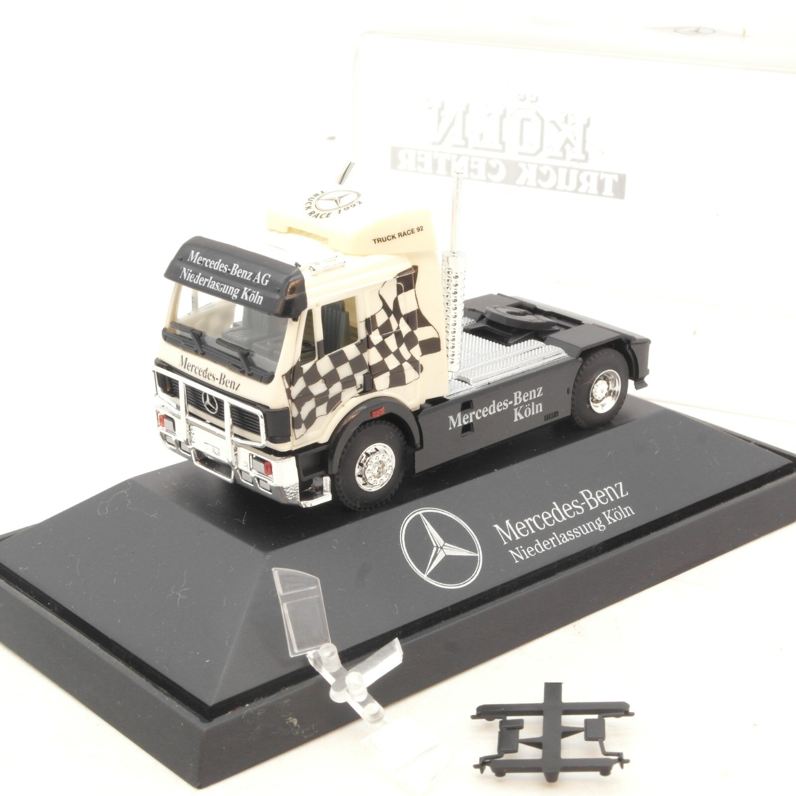 B&S 1:87 Mercedes Benz Zugmaschine Niederlasung Köln in PC Box RG1749