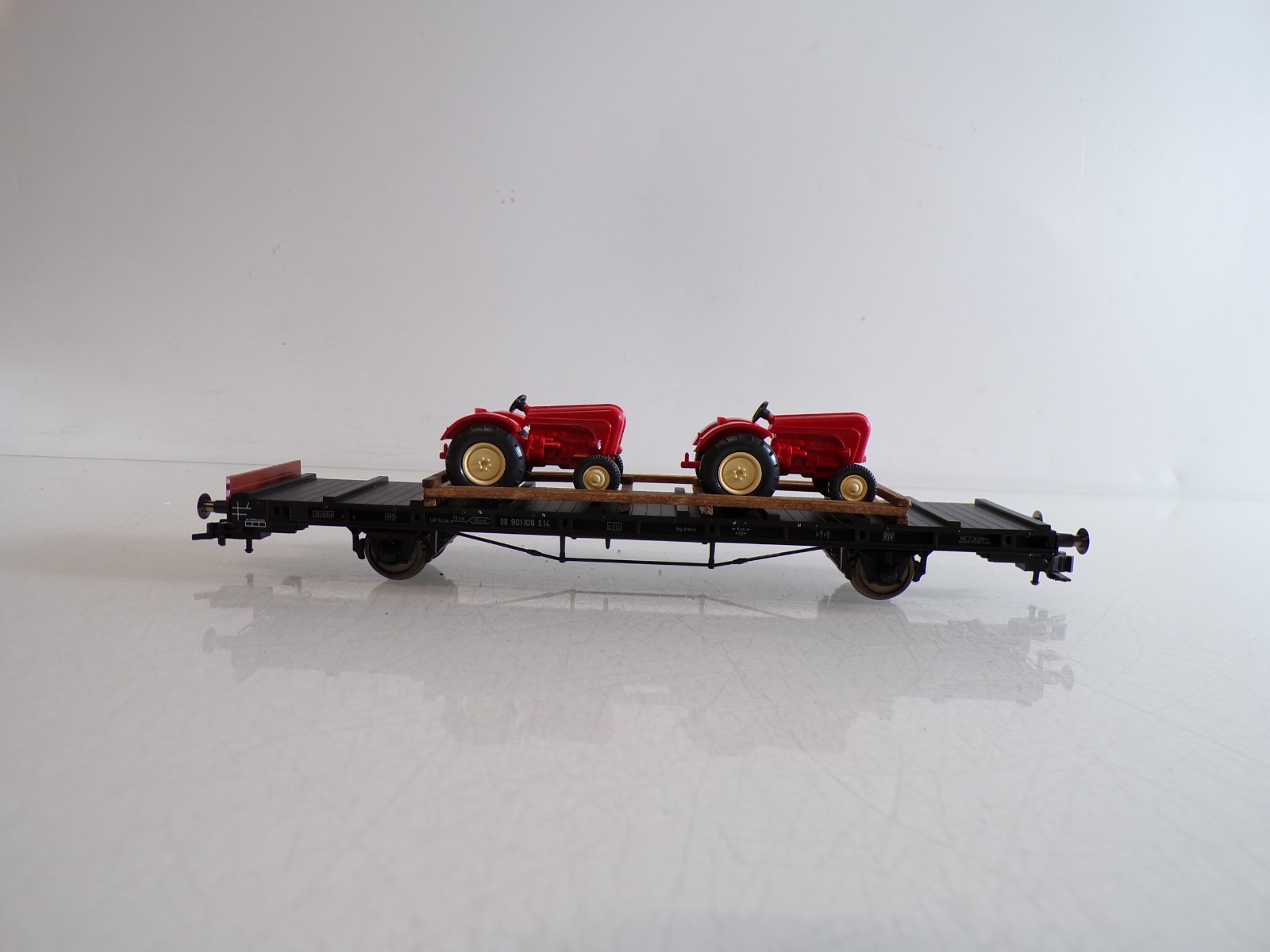 Fleischmann H0 K 523601 Flachwagen m. 2 Porsche Schlepper der DB in OVP BH1641 – Bild 3