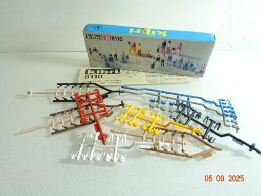 Kibri H0 8110 Figuren, Erwachsene, Kinder, sitzend und stehend in OVP RR3287