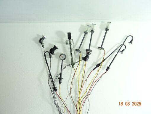 Konvolut H0 Lampen und Bahnhofsuhr 11tlg. siehe Foto CK6745 o.