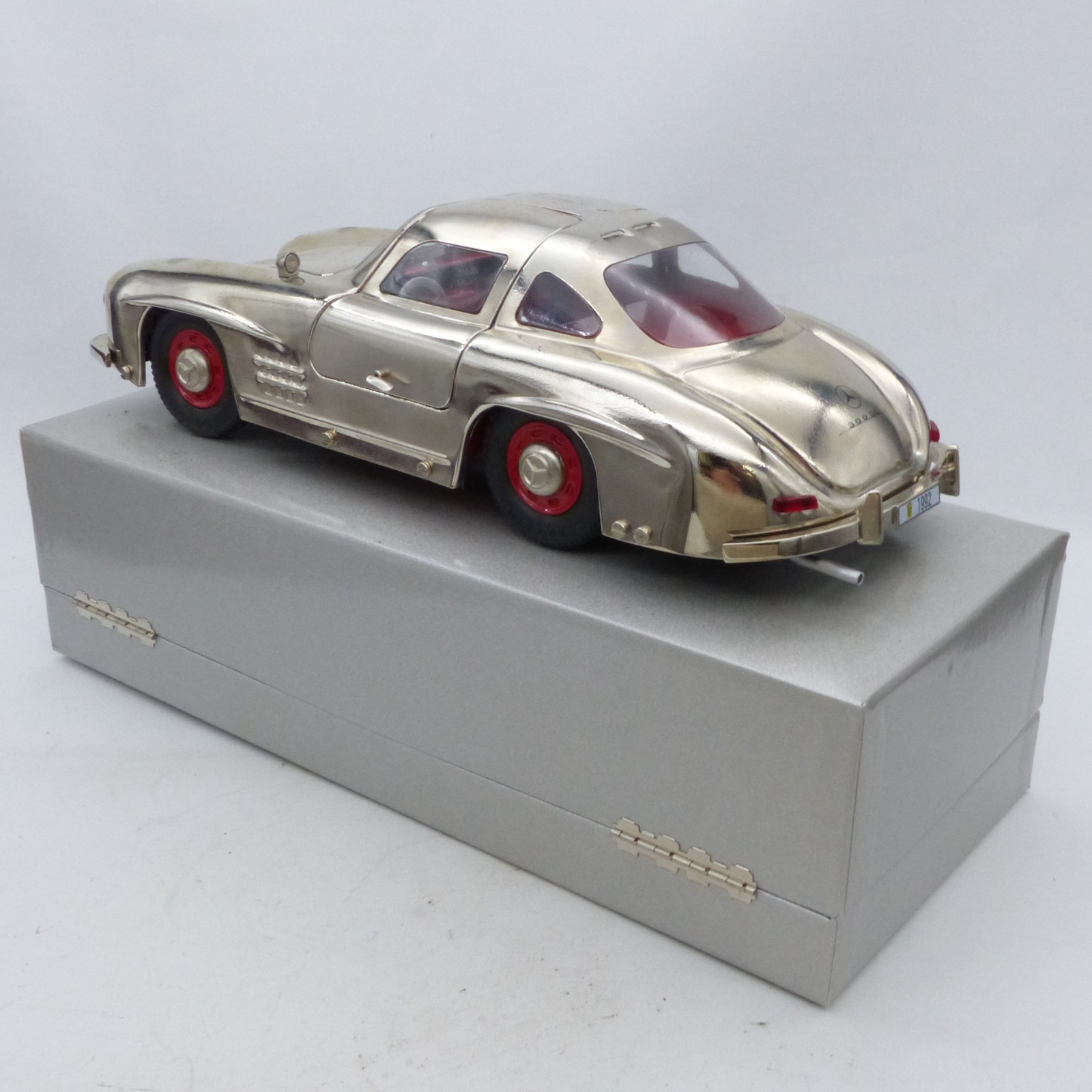 Märklin 1:16 1952 Mercedes-Benz 300 SL hochglanz in OVP EX8284 – Bild 4