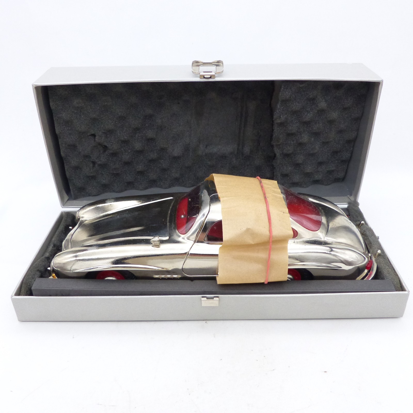 Märklin 1:16 1952 Mercedes-Benz 300 SL hochglanz in OVP EX8284 – Bild 8