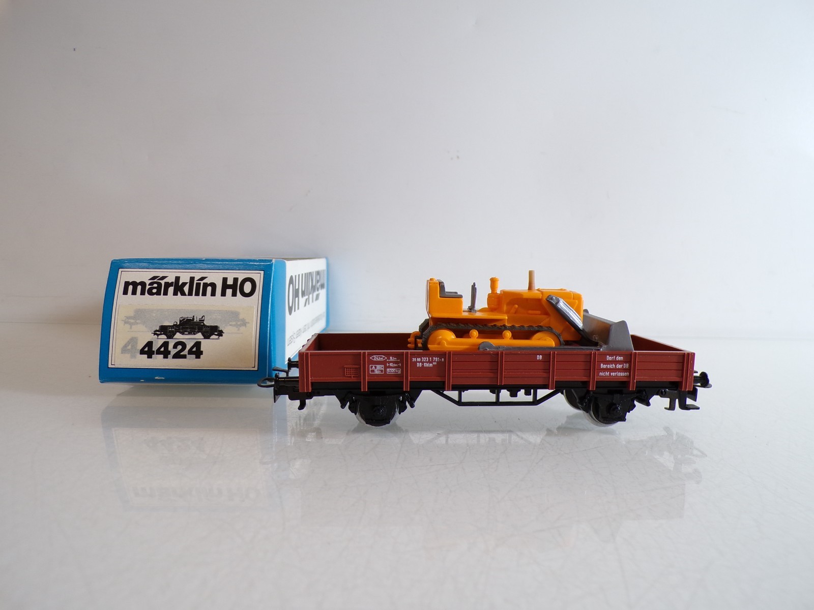 Märklin H0 4424 Niederbordwagen mit Baumaschine der DB in OVP BH1597