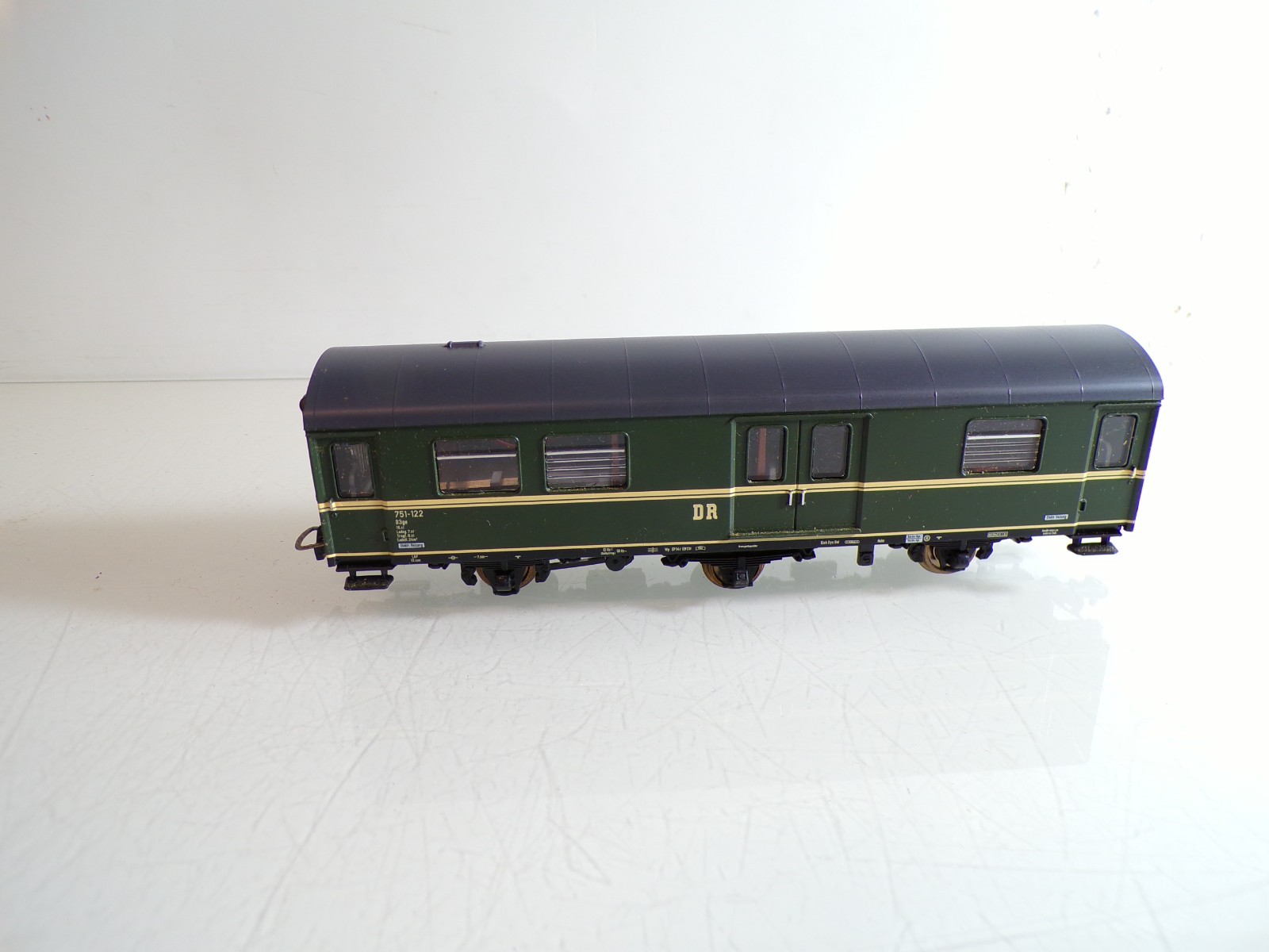 Piko H0 Gepäckwagen 751-122 der DR mit Licht RR4693 o. – Bild 3